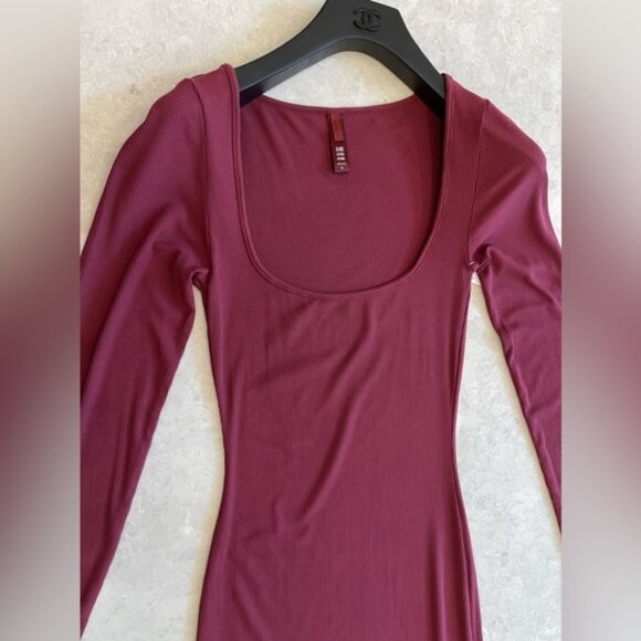 Skims Soft Lounge Long Sleeve Dress Ribbed in Wine Size M - Picture 4 of 14